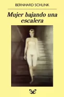 Mujer bajando una escalera